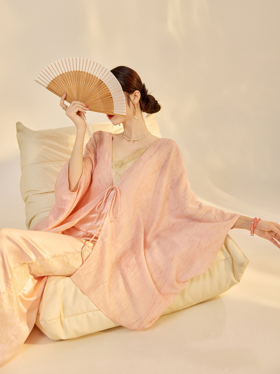 Set áo khoác cardigan dáng rộng phối váy hai dây ren gợi cảm — áo khoác màu hồng, Áo khoác mơ, váy treo