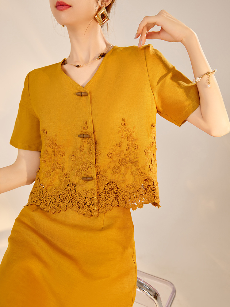 Bộ áo và chân váy nữ dài thêu ren phối hoa văn cây cỏ — Áo màu caramel, Áo màu trắng be, Chân váy màu caramel, Chân váy màu trắng be