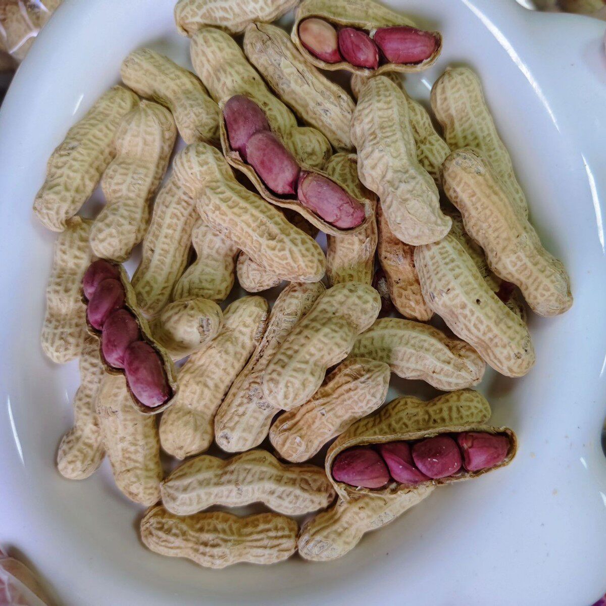 The factory delivers on behalf of farmers 25-year-old new red peanuts with shells and four red peanuts from Longyan, Fujian, wet-roasted purple flowers
