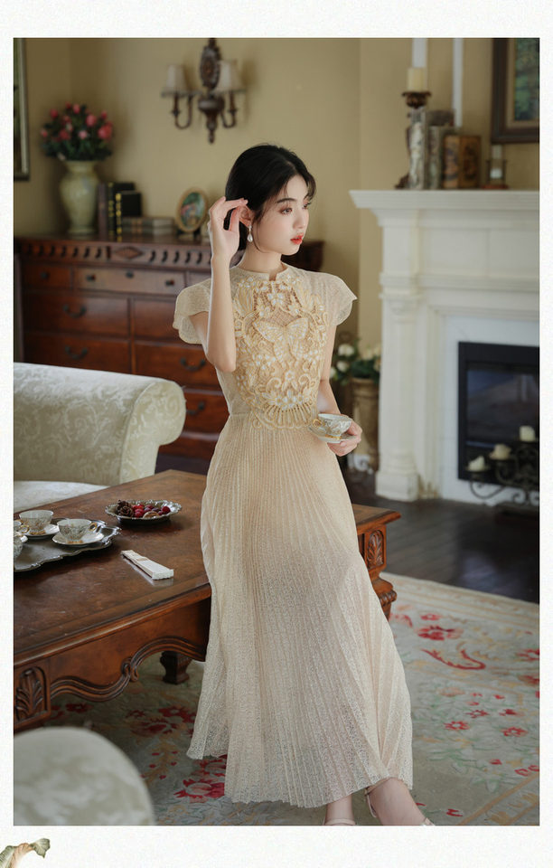 Váy liền thân Nữ Tay Ngắn Thêu Họa Tiết, Thiết Kế Xếp Ly Dáng Dài Màu Be chi tiết 7