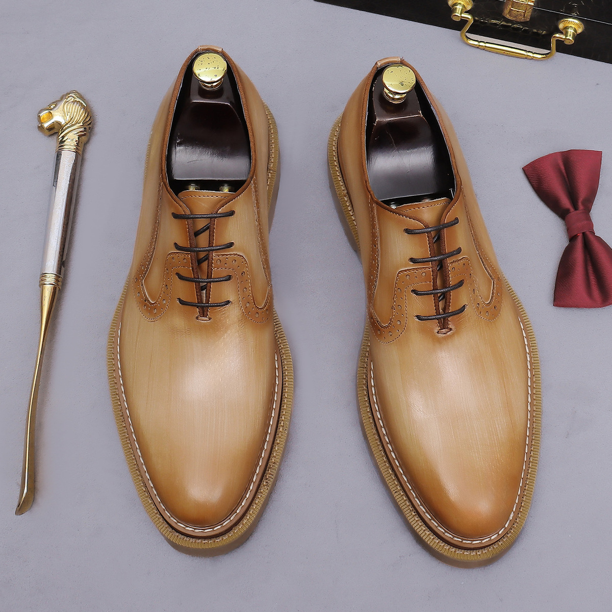 Giày Oxford nam da bò đế dày chạm khắc brogue mũi tròn — màu đen, Màu be