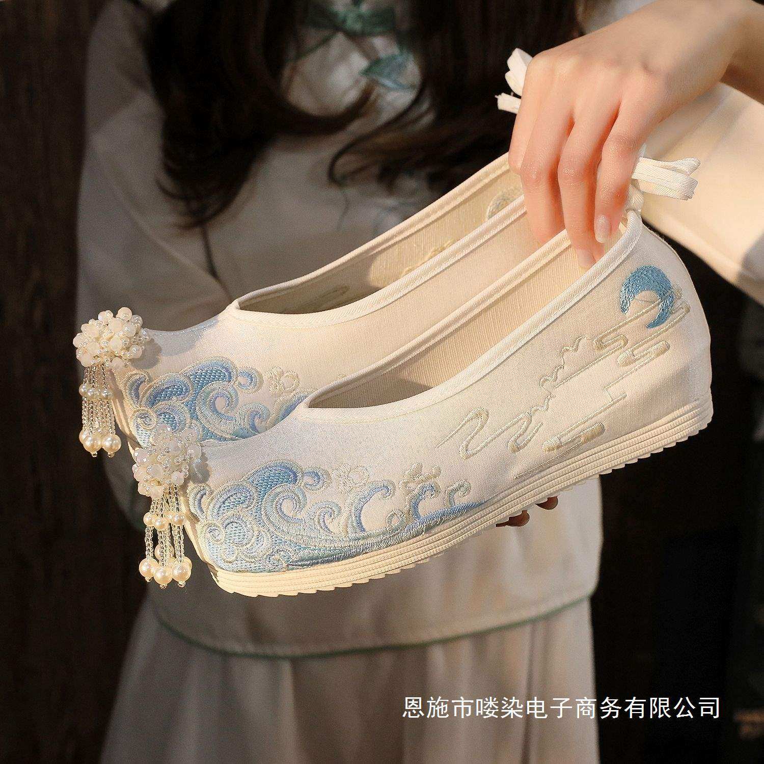 New Han Dynasty Shoes for Female Students, Ancient Style Embroidered Shoes for Women, Matchinging Han Dynasty Shoes, Ancient Style Shoes with Chinese Elements, Cloth Shoes