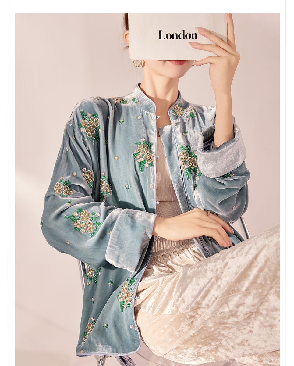Áo sơ mi nữ lụa tơ tằm cổ đứng cài khuy kiểu cardigan thêu hoa — Dương Tây Đỏ (Giao Hàng Ngay)