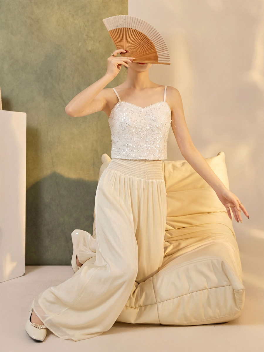 Bộ đôi áo hai dây và quần dài ống rộng cạp cao xếp ly — Quần dài màu be, Áo hai dây màu trắng kem, Bộ