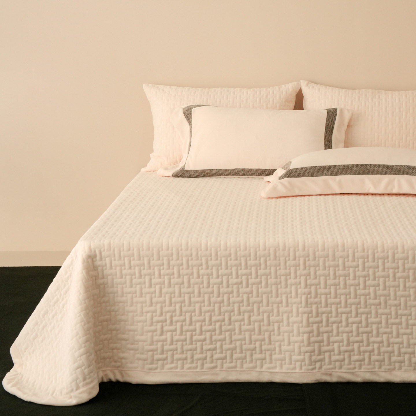 High-End High-Weight Milk Velvet Bed Cover Four-Piece Winter Warm Velvet Anti-Static Bedding Set That Is Warm but Not Cold