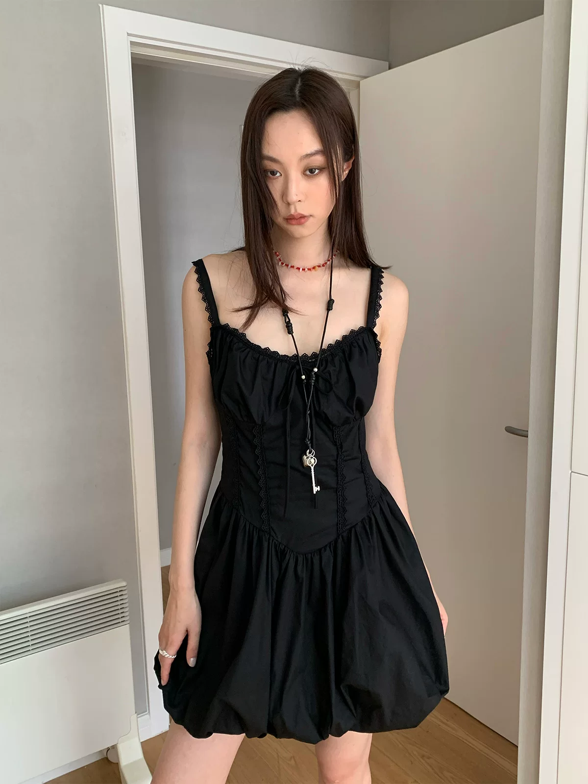  夏季法式浪漫仿鱼骨小黑裙蕾丝拼接收腰芭蕾风吊带连衣裙