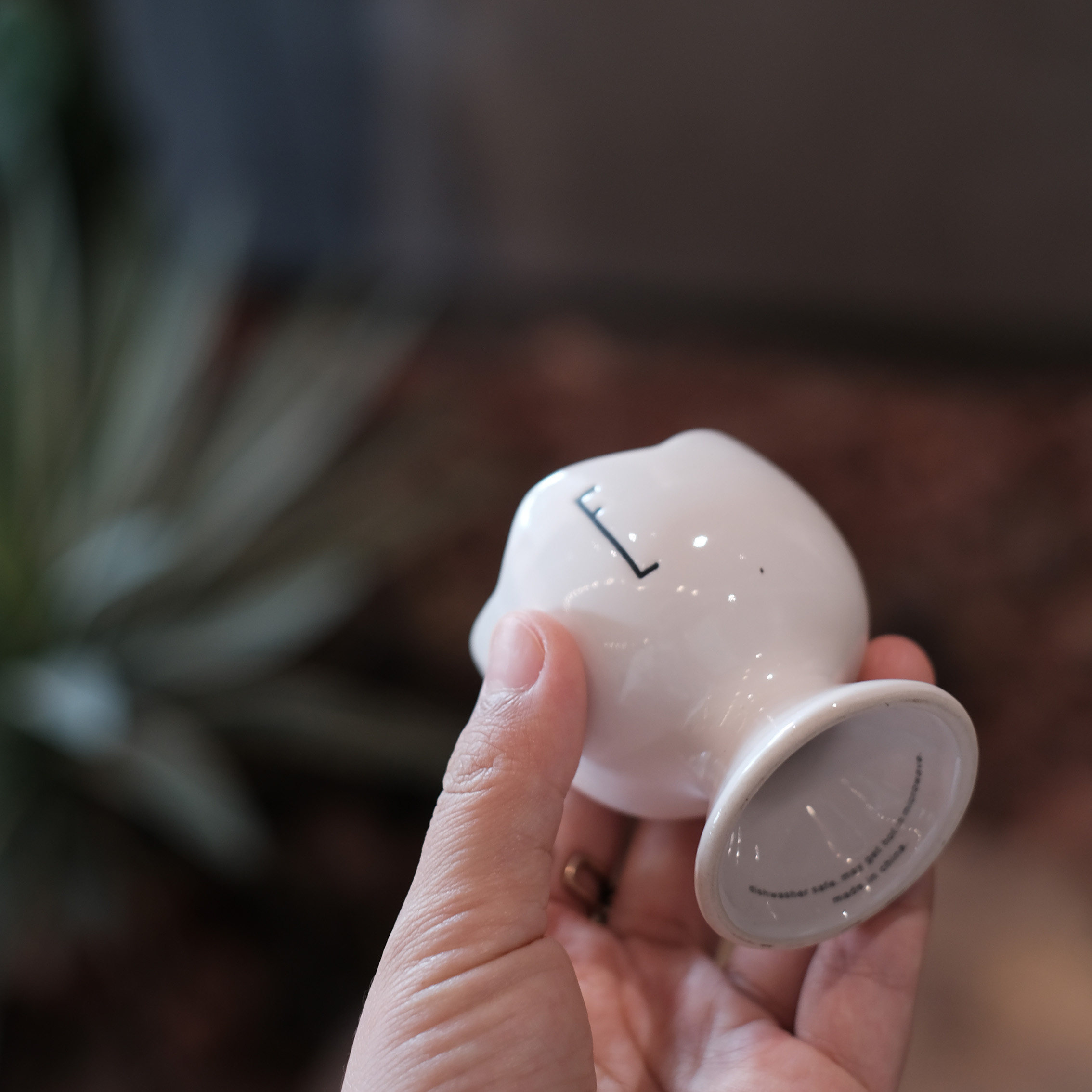 ≈Tashanji. Export Surplus Vintage Hand-Shaped Tulip-Shaped Ceramic Egg Holder, Cute Letter Breakfast Egg