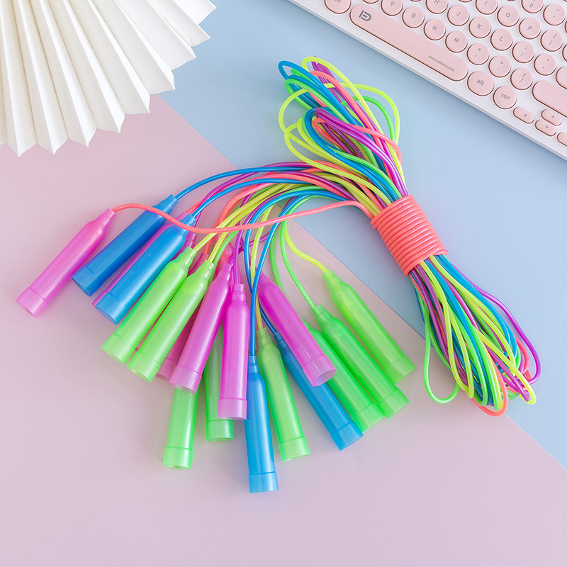 儿童塑料跳绳初学者户外健身运动幼儿园学生活动礼品跳绳厂价批发