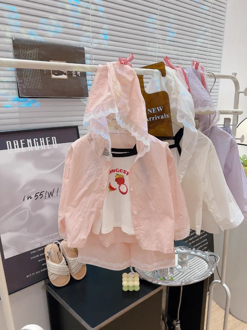 Set tiga bagian stylish dopamine anak perempuan musim panas, jaket hoodie pelindung sinar matahari berumbai renda