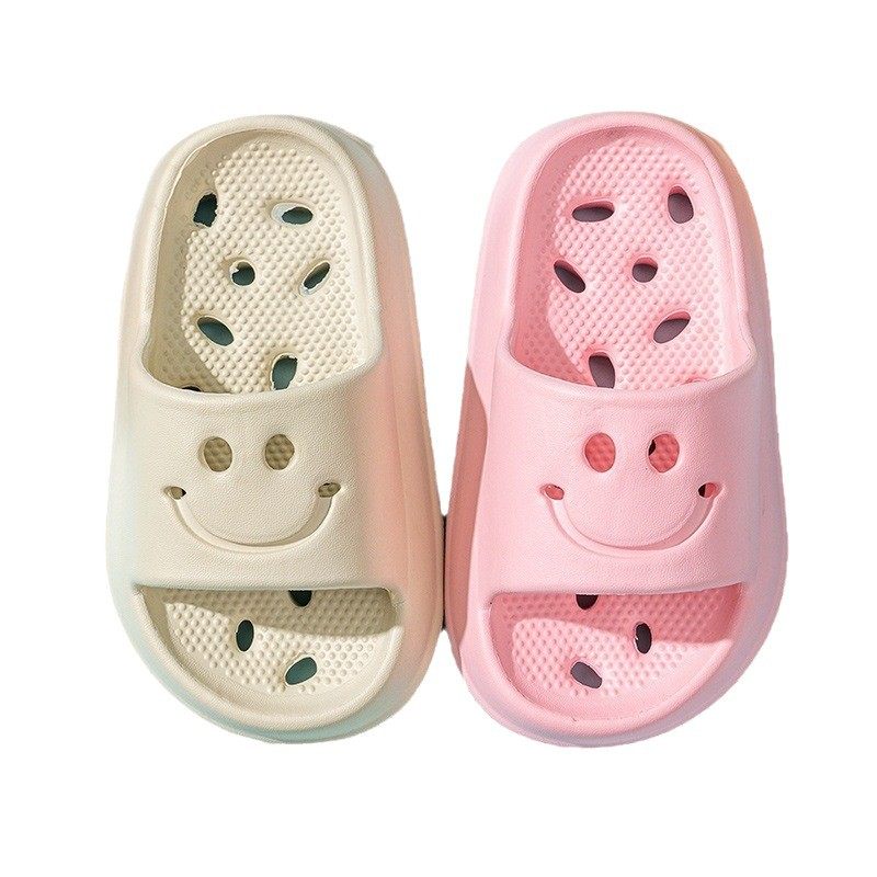 Children's Bathing and Bathroom Slippers for Boys and Girls in Summer, Non-Slip, Cut Out, Leaking, Non-Stinky Feet, Indoor Household Soft-Soled Slippers