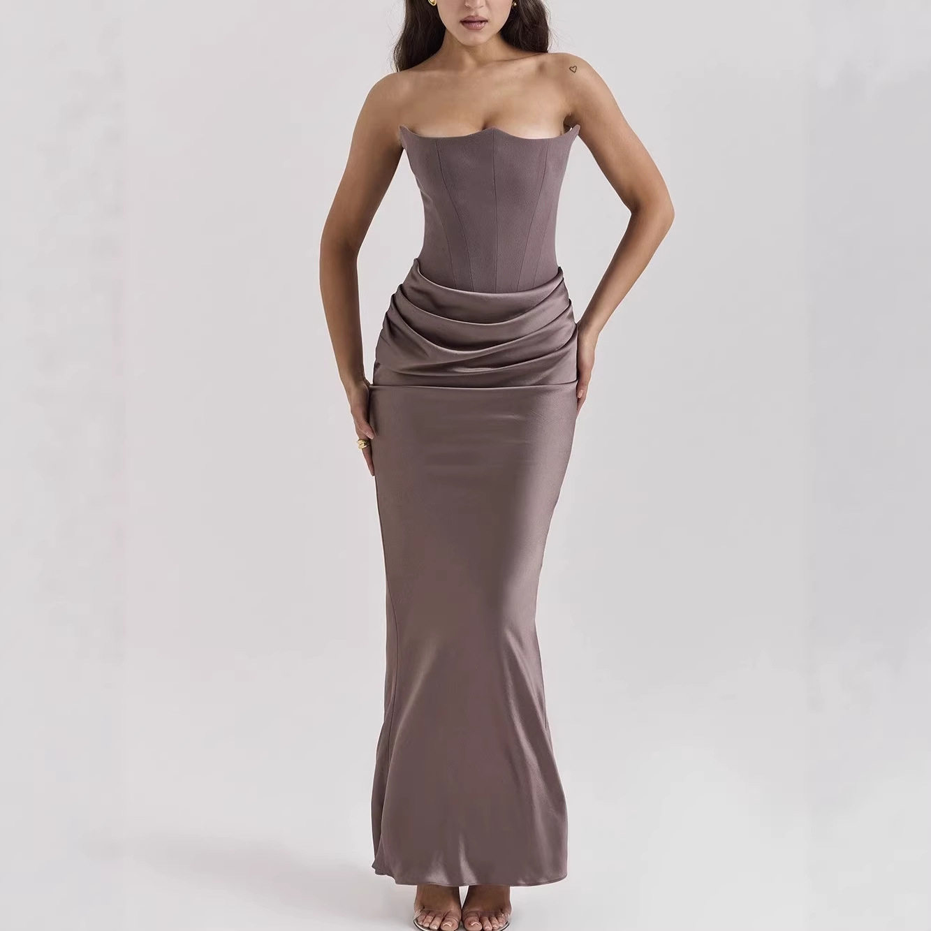 Elegant Strapless Evening Dress Slim Fit Backless Fashionable Design Perfect for Parties and Special Occasions