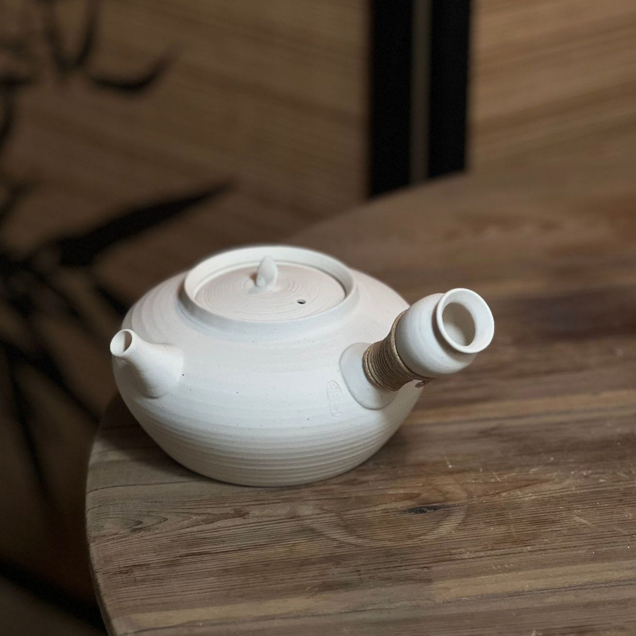Chaozhou Original White Clay Sand Teapot with Side Handle, Suitable for Boiling Water and Making Tea, Can Be Used on Charcoal Stove or Electric Ceramic Stove, with a Pop-Up Lid