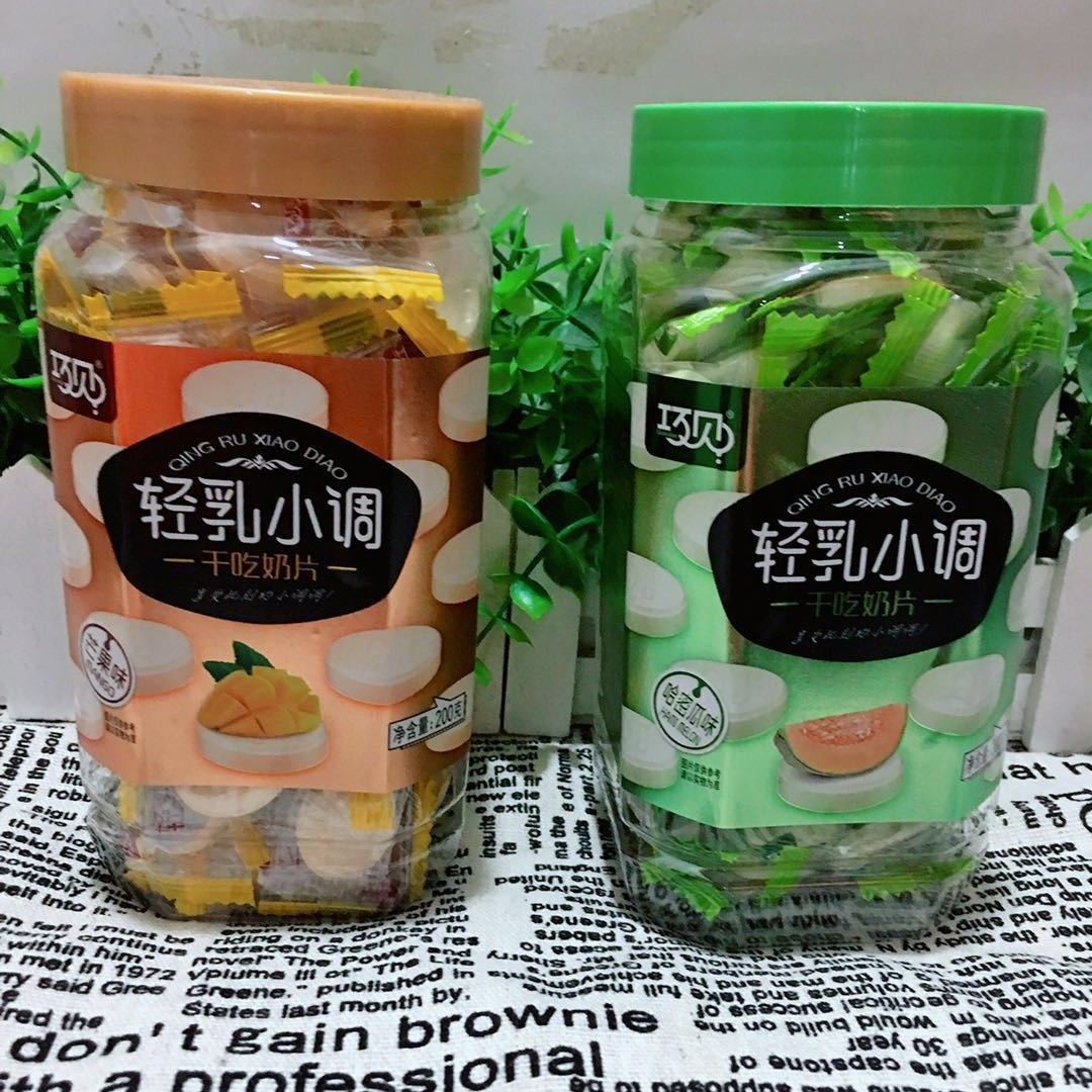 Qiaoxiao light milk small tone dry milk slices Strawberry Mango fruit flavor dry milk slices nostalgic snacks children candy milk slices