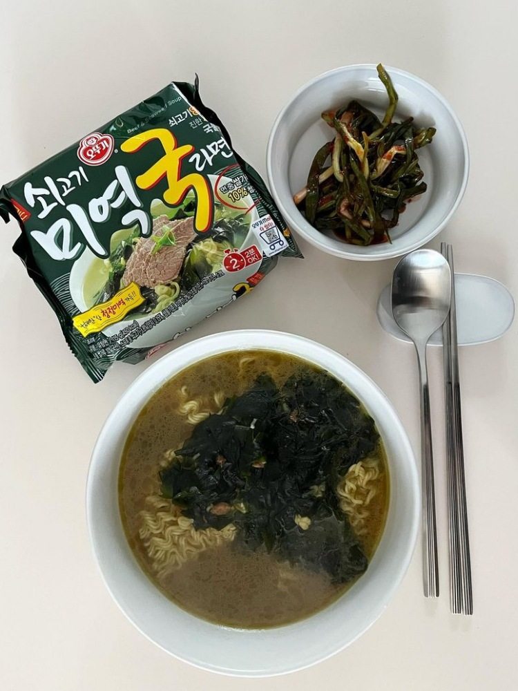 Korean Imported Kimchi, Kelp, Seafood, Spicy Cheese Instant Noodles, Instant Late Night Snack Instant Noodles, Dry Fried Noodles