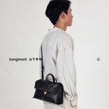 У Songmont Yamashita есть серия Songshan Line, сопровождающая небольшую сумку-мессенджер из воловьей кожи растительного дубления на одно плечо