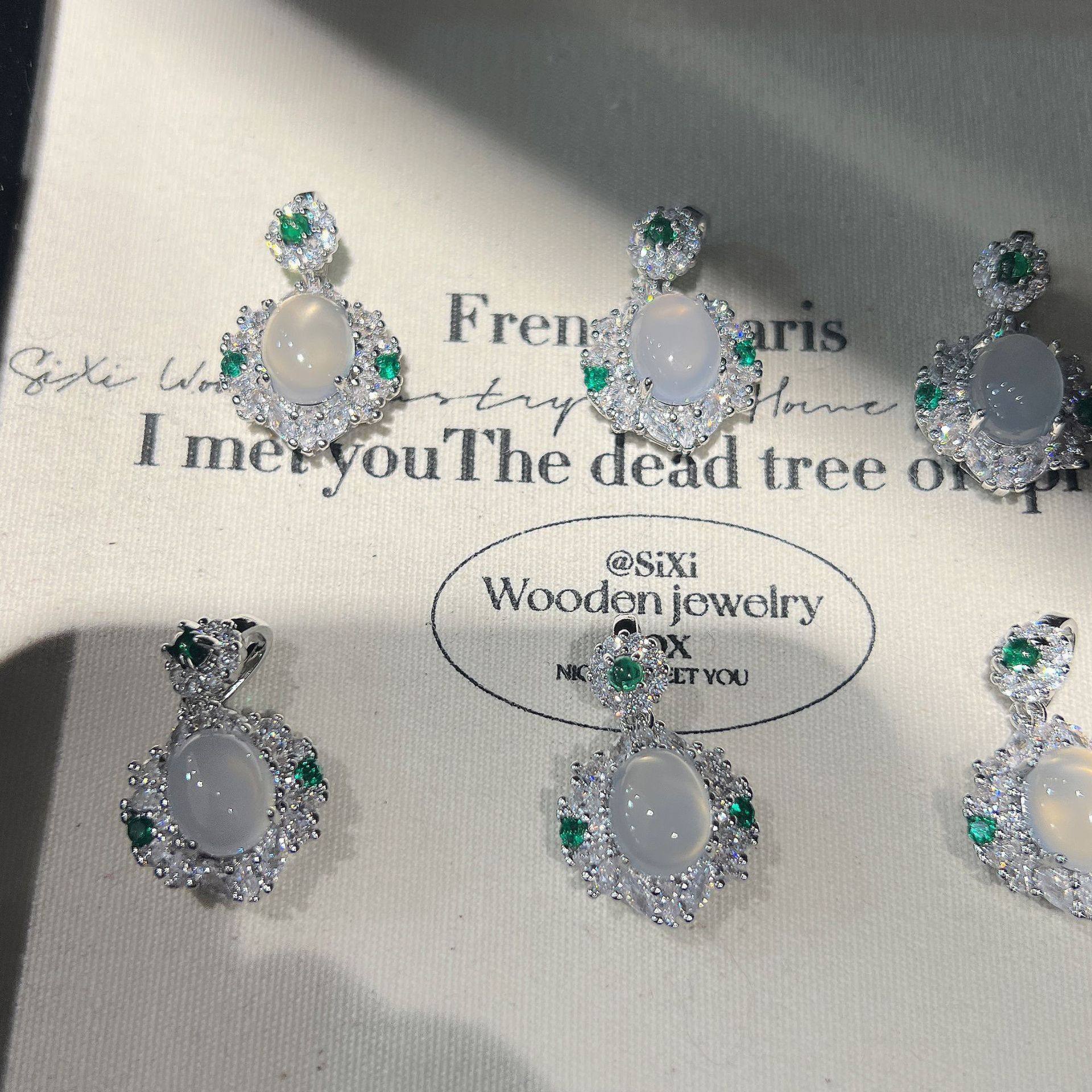 New Chinese Style Ice Chalcedony Necklace Women's Court Style Emerald Green Stone Inlay Light Luxury National Style Agate Pendant Clavicle Chain