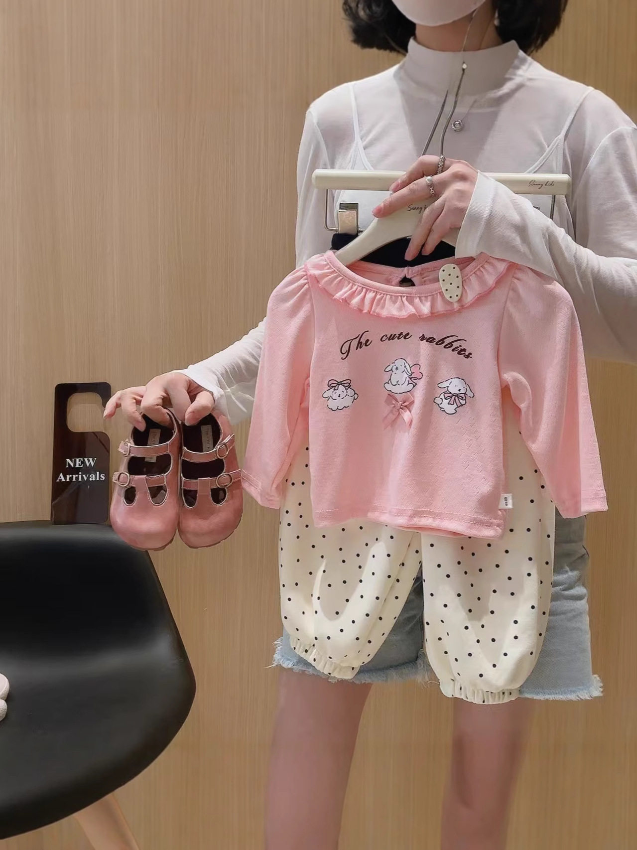 Kaos lengan panjang warna polos bayi perempuan baru musim gugur, stylish serbaguna, detail pita renda lucu