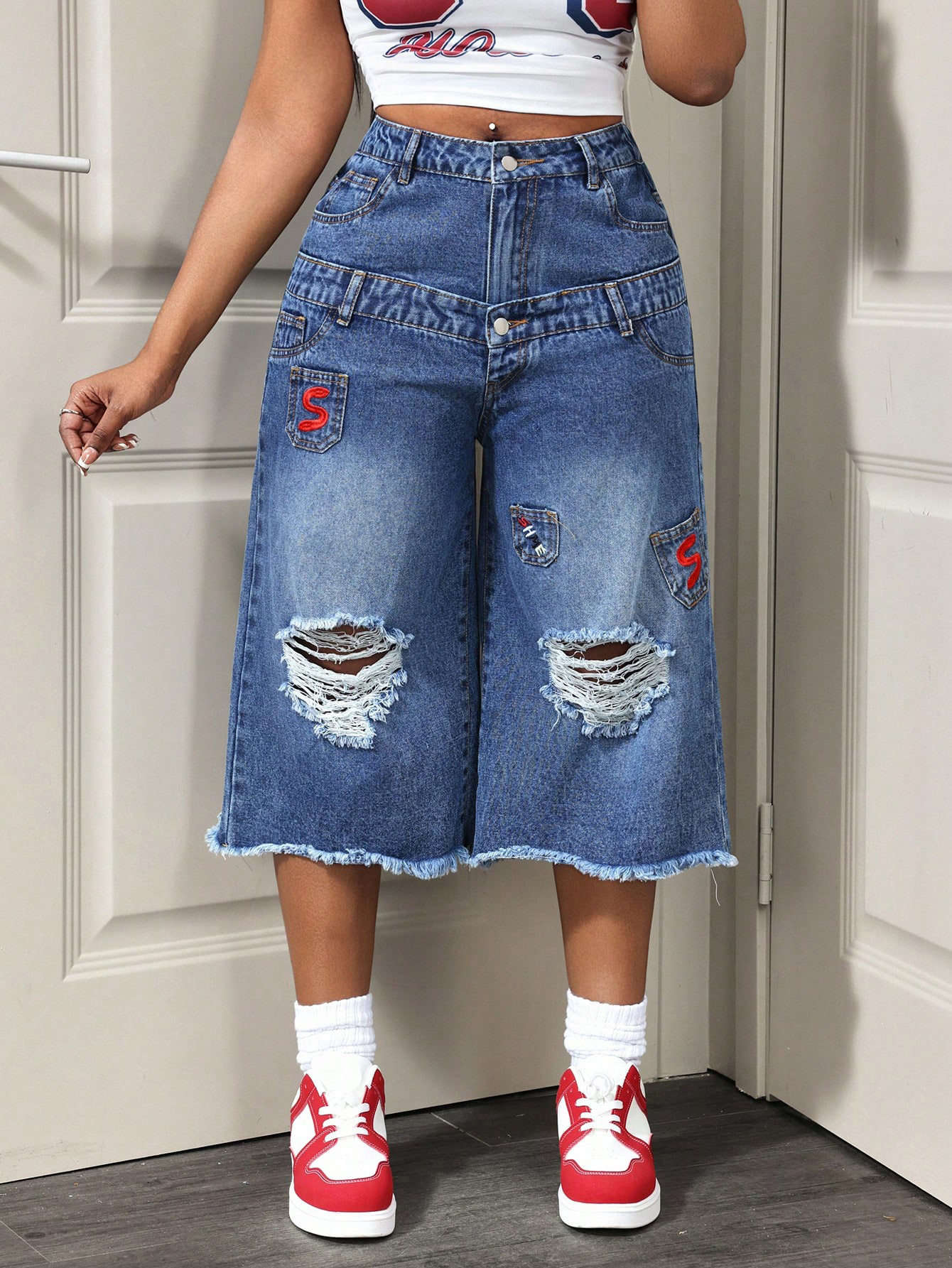 Casual Distressed Denim Capris for Women Summer Style Frayed Hem Comfortable Fit Ready to Ship Low MOQ