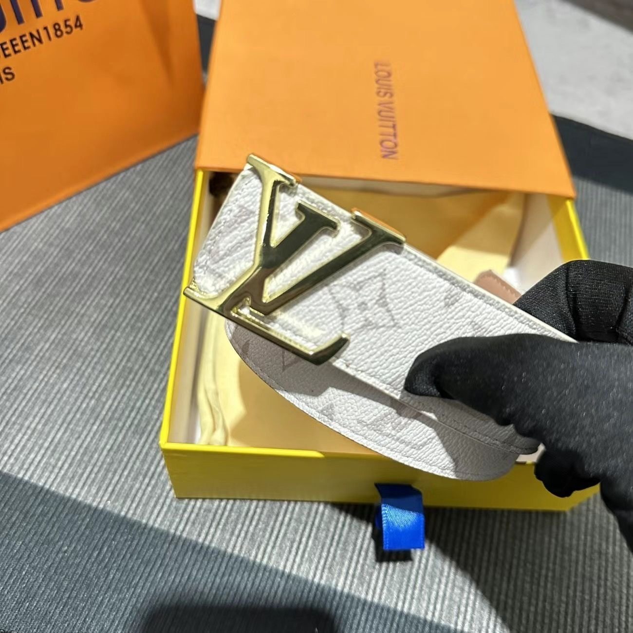 New Fashion Men's Genuine Leather Business Casual Versatile Letter Graffiti Smooth Buckle Belt Jeans Trendy Internet Celebrity