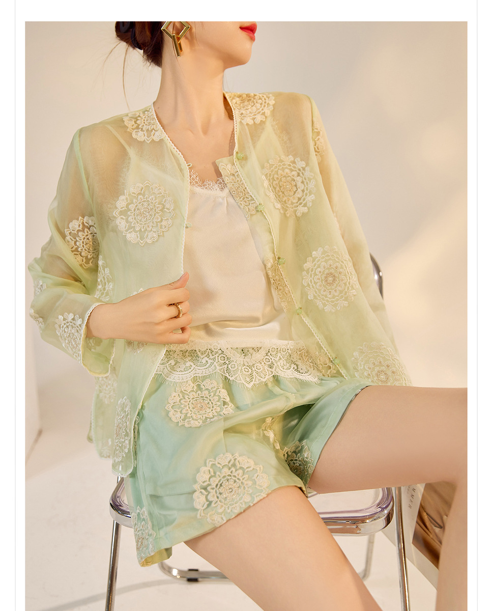 Bộ ba món nữ gồm áo khoác, gile và quần short lụa tơ tằm thêu hoa — Quần short xanh lục nhạt, Gi lê xanh lục nhạt, Áo khoác xanh lục nhạt