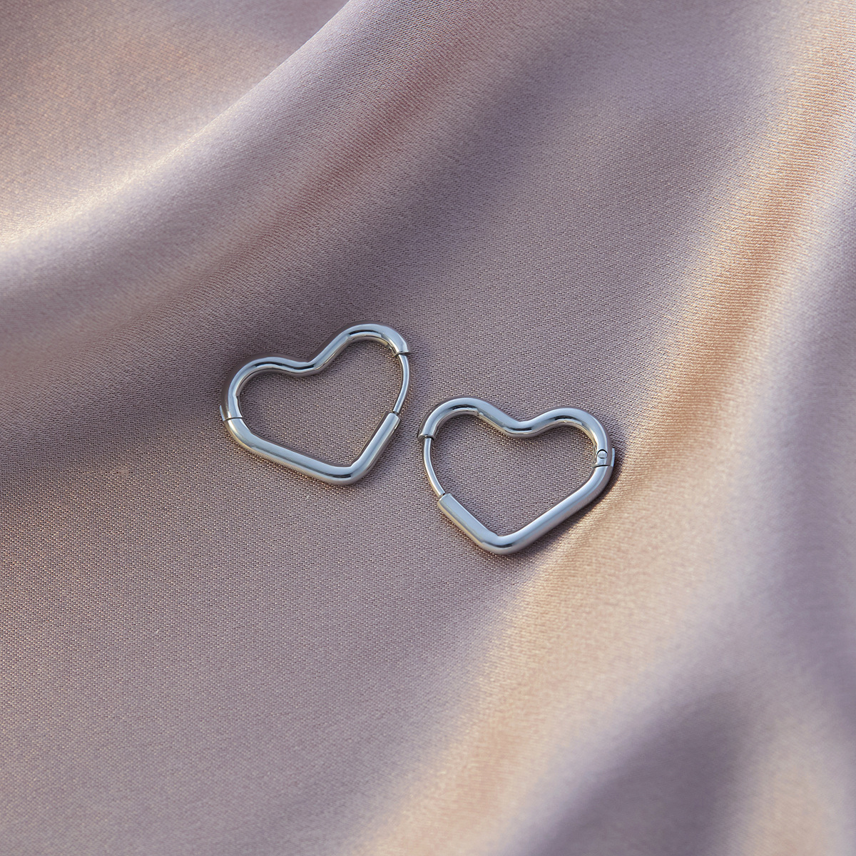 ハート型イヤリング スチールカラー