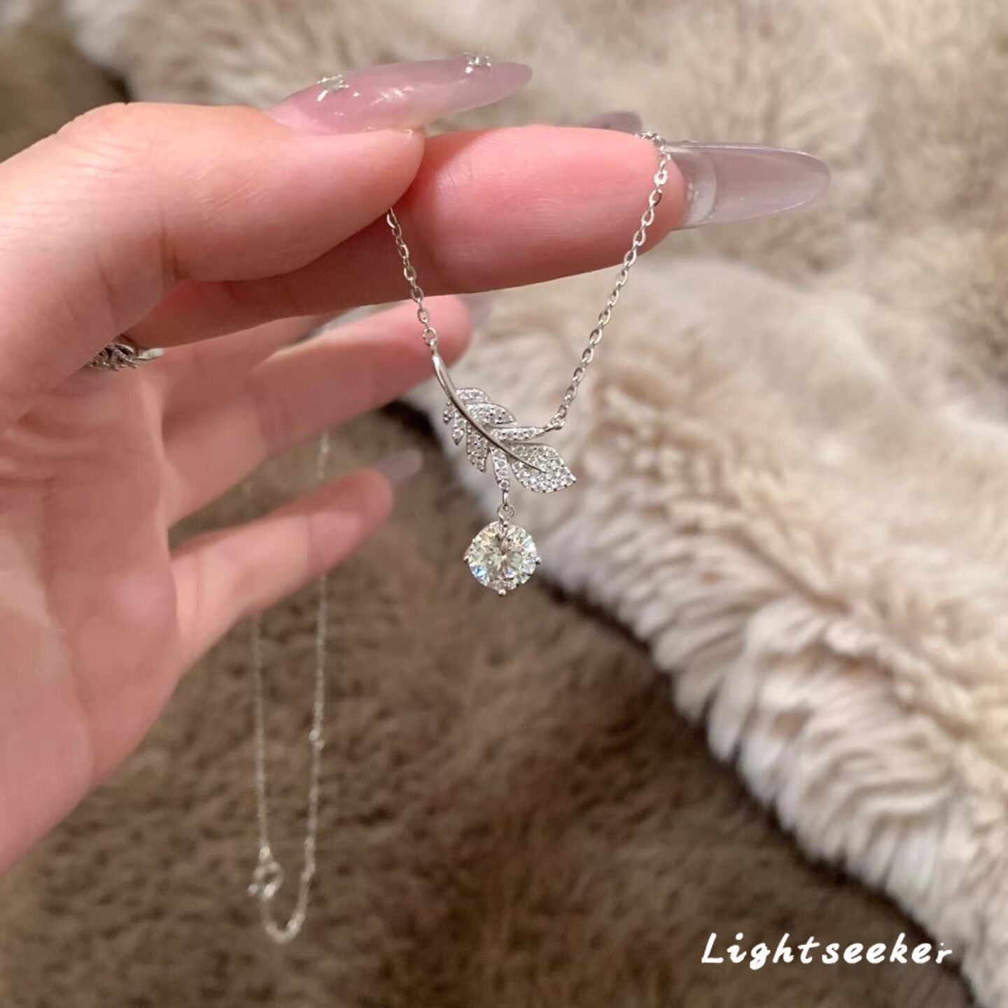 Explosive Feather Super Flash Necklace for Women 2025 New Niche Unique High-End Fashion Clavicle Chain