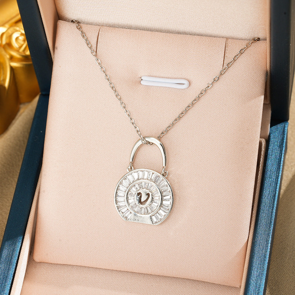 358 レター V ネックレス - シルバー