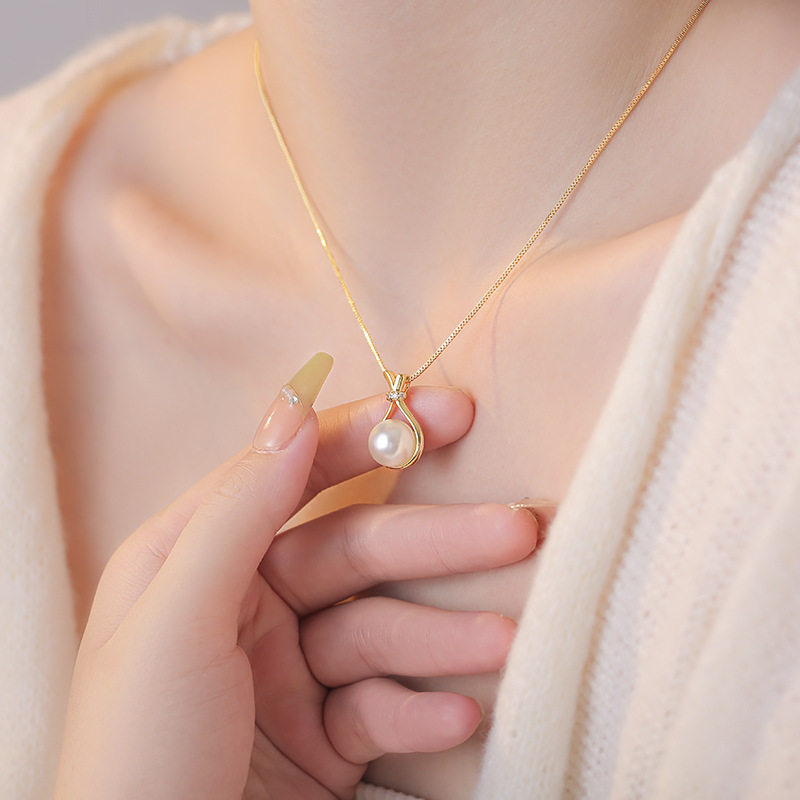 New Light Luxury Style Imitation Hetian Jade Lucky Bag Necklace for Women, Fashionable, Simple, Elegant, High-End, Niche Design, Versatile