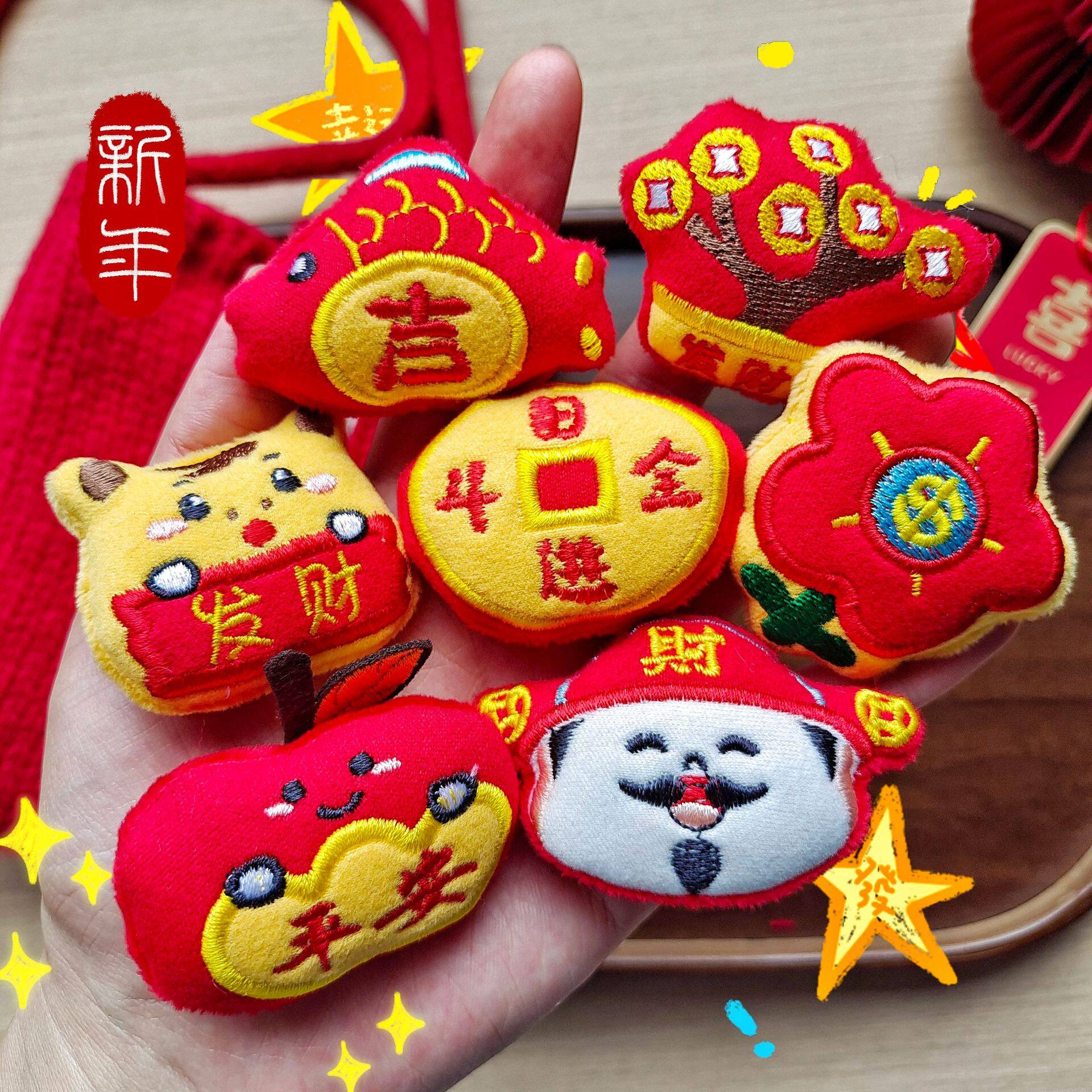 原创新年款节庆公仔配件国风系列福袋财神小马胸针服装袜子配饰