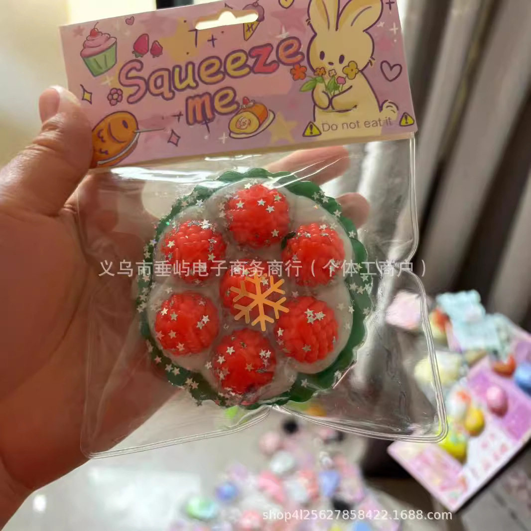 クリスマスの緑と白のラズベリーの塔