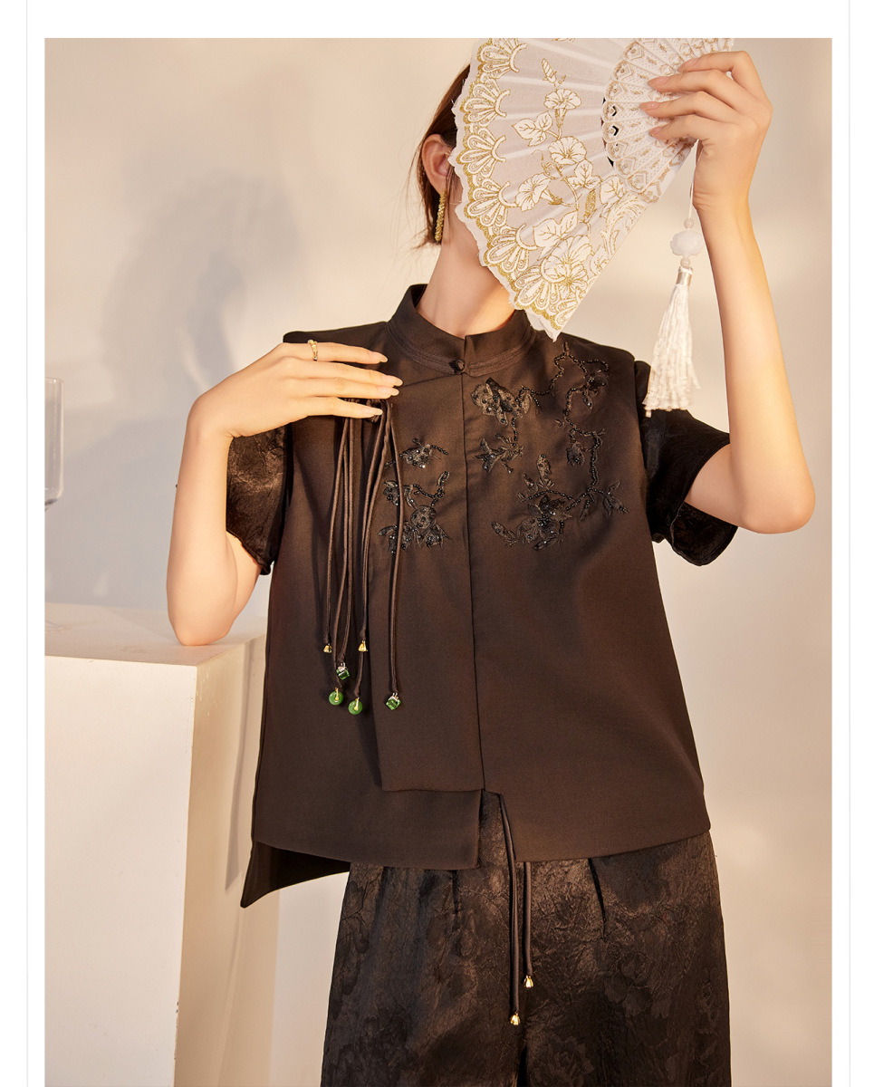 Áo vest nữ cổ đứng thêu nổi cài khuy phong cách thanh lịch — Ngọc Bích Đen (Giao Hàng Ngay), Trắng tuyết satin (tóc làm trong ngày)