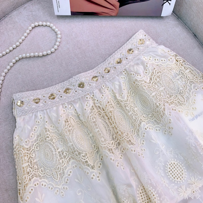 Quần dài nữ ống rộng ren thêu khoét hở lưng cao — Lan đen, Ngọc Hạnh