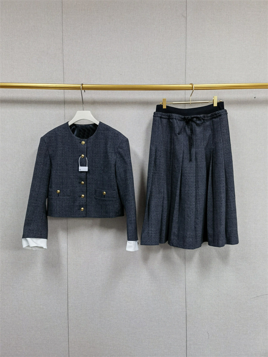 French Niche 2025 Early Autumn New Retro Plaid Round Neck Elegant Short Jacket Pleated Skirt Suit