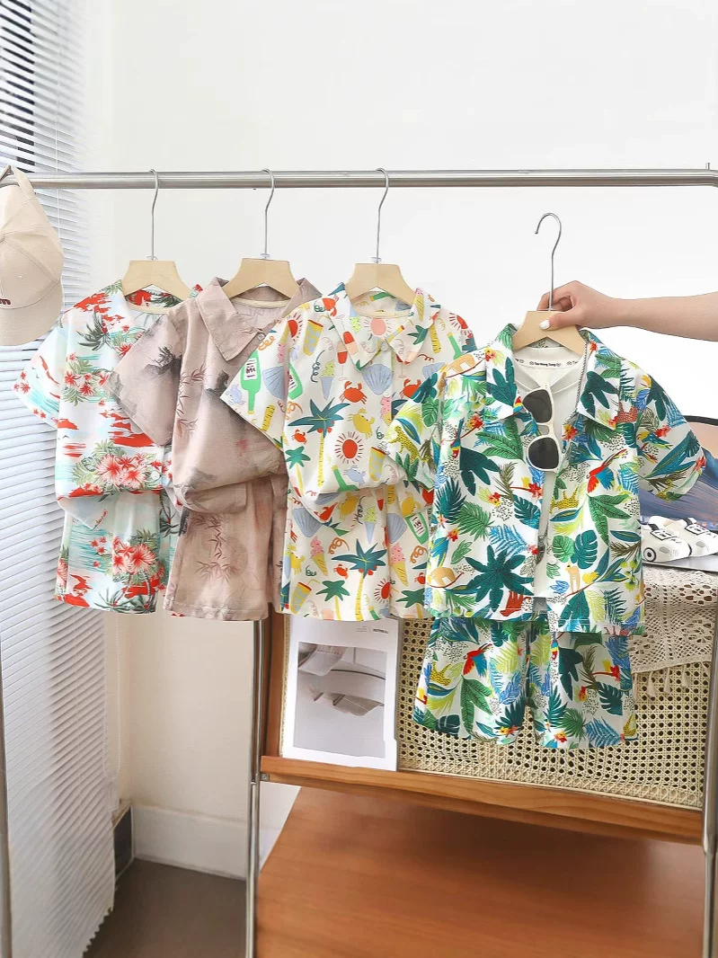 Set dua bagian kemeja motif gaya Hong Kong anak laki-laki baru, tipis musim panas, kemeja kerah lengan pendek pantai