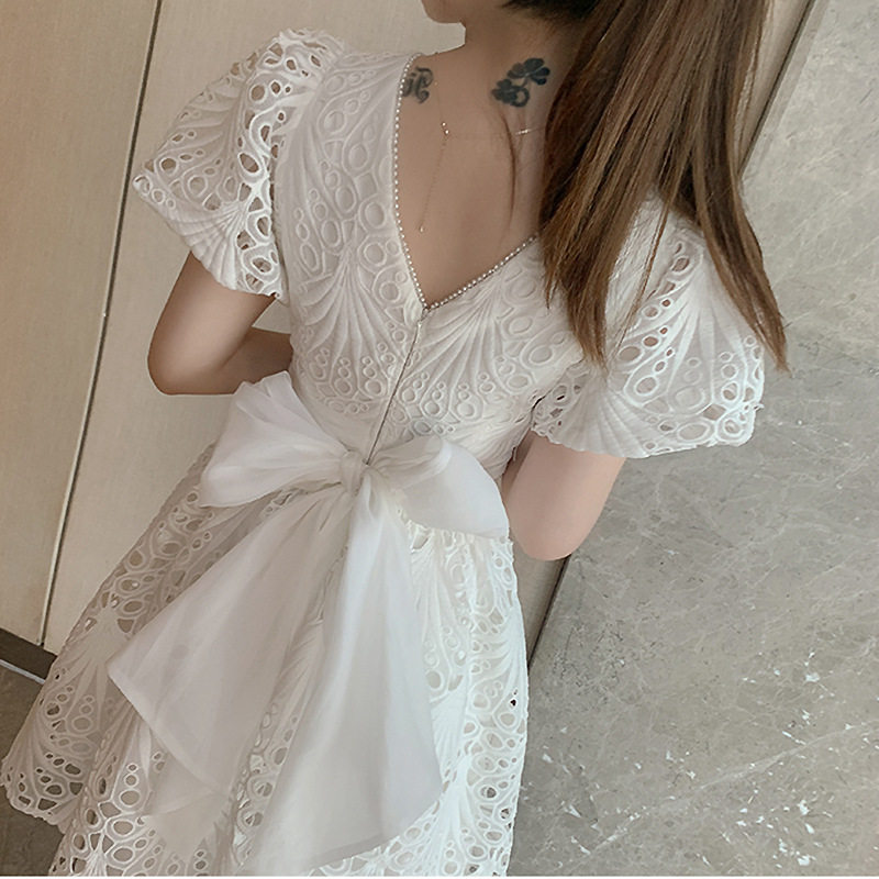 Đầm maxi ren trắng thắt eo tay bồng cổ chữ V — Trắng