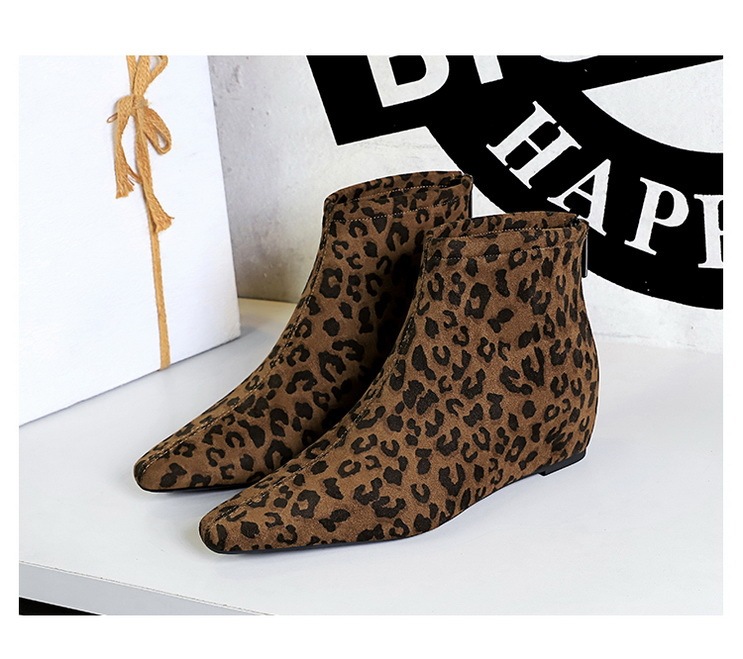 Boot cổ thấp nữ họa tiết da báo gót ẩn tăng chiều cao khóa kéo phía sau — lót đơn in hình báo