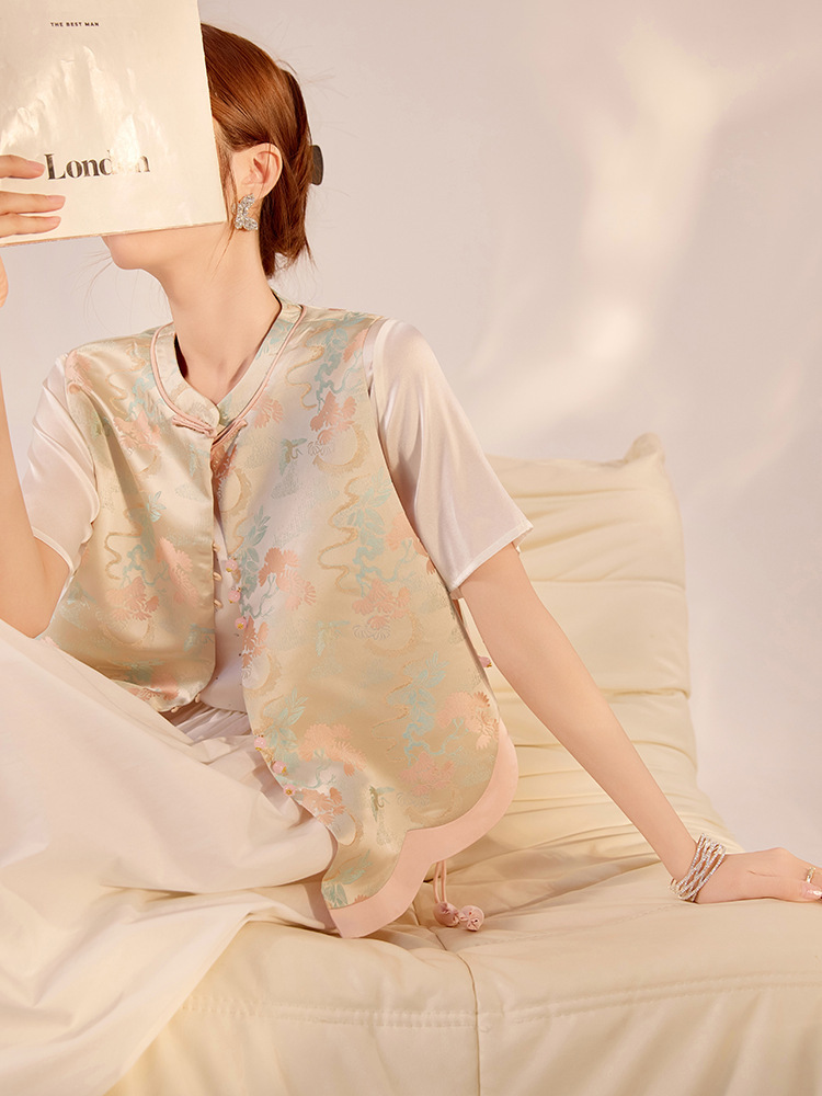 Áo gile nữ dáng vest họa tiết hoa, cổ tròn cài móc, phối tua rua thanh lịch — Hoa anh đào