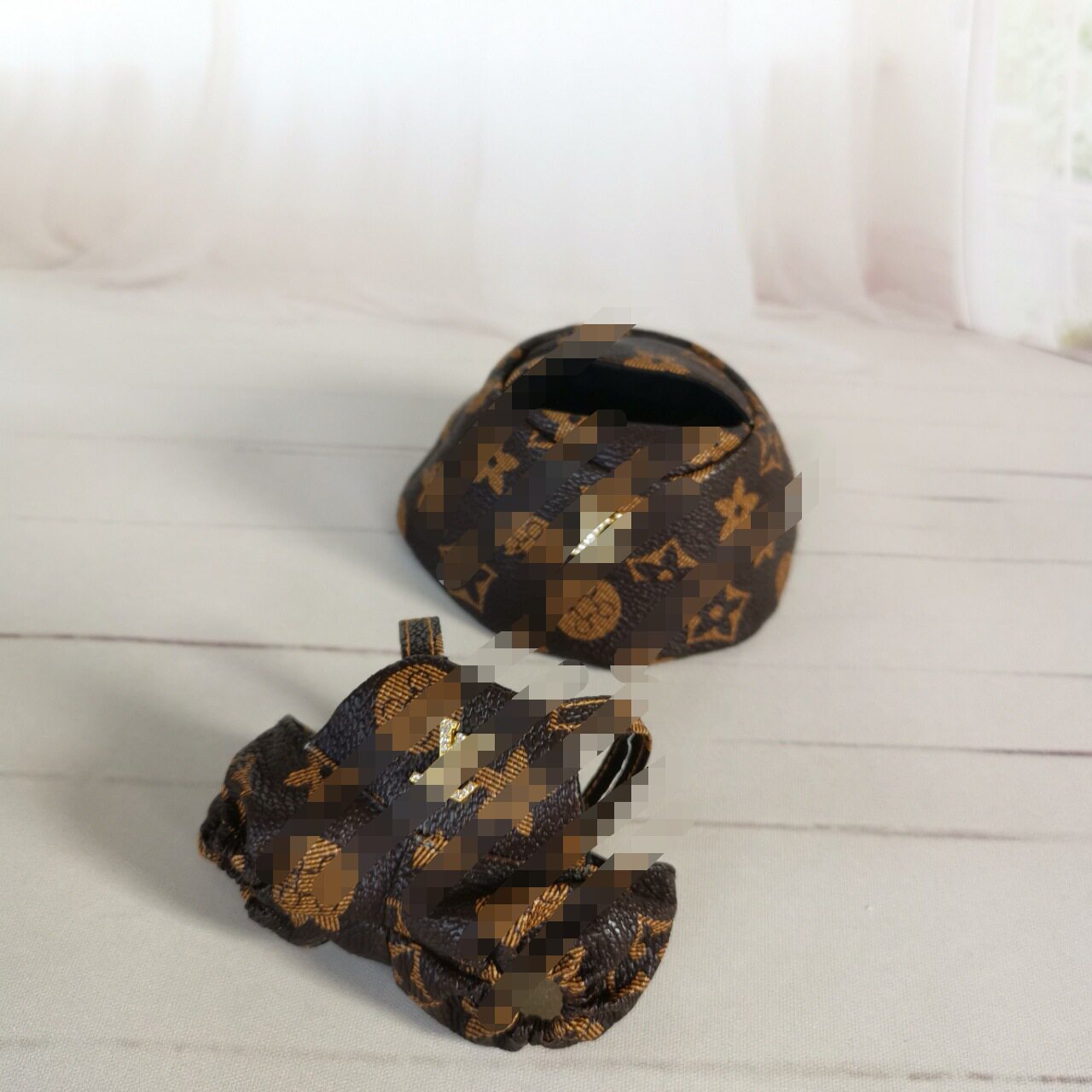 茶色の座り姿勢で着用（立った姿勢でも着用可能）