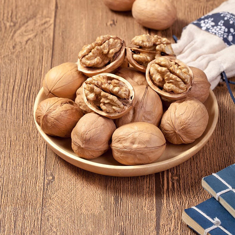 Carefully Selected Xinjiang 185 Paper-Skinned Walnuts, New Large Fruit 500g, Hand-Popped Snacks, Paper-Skinned Raw Walnuts and Herbs