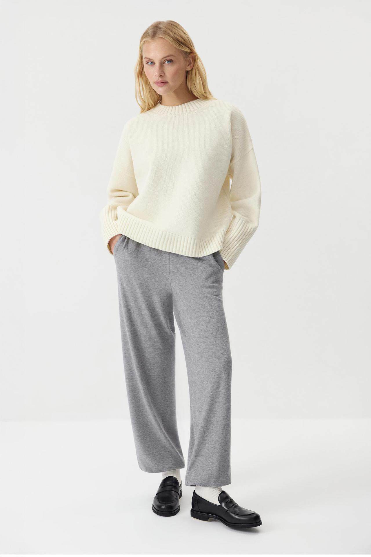 Loose Fit Round Neck Cotton Sweater for Women Solid Color Knitted Long Sleeve Spring and Autumn Casual Wear