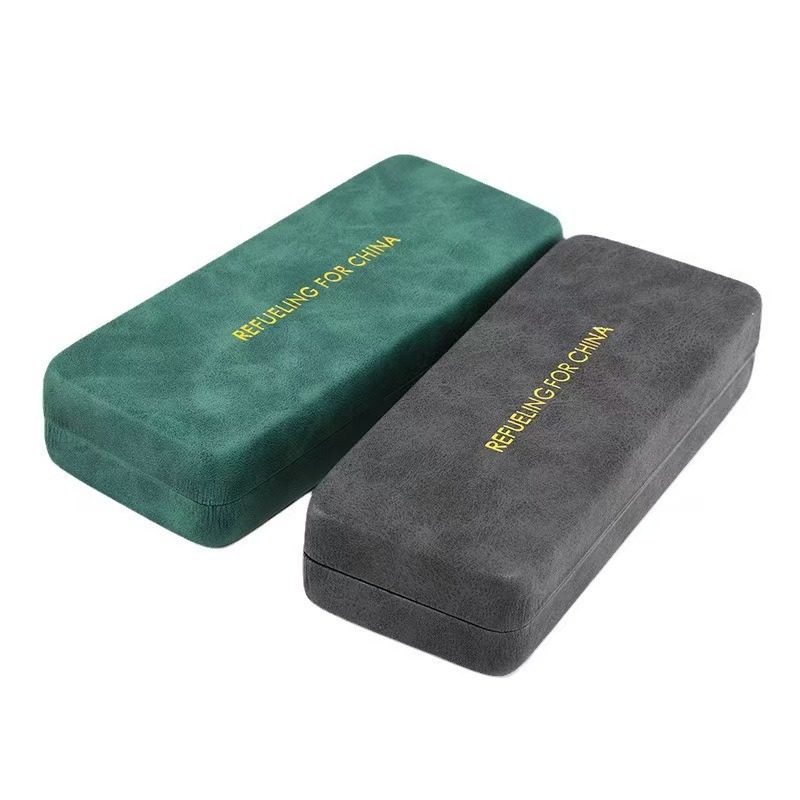 グレー文字のメガネケース