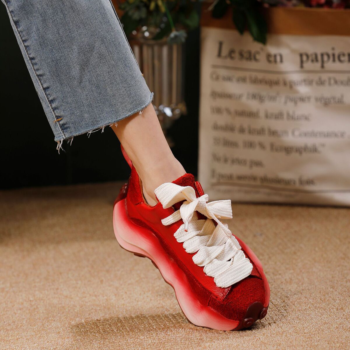 Giày sneaker nữ da bò thật cổ trung, dây buộc, đế dày — đen, màu đỏ