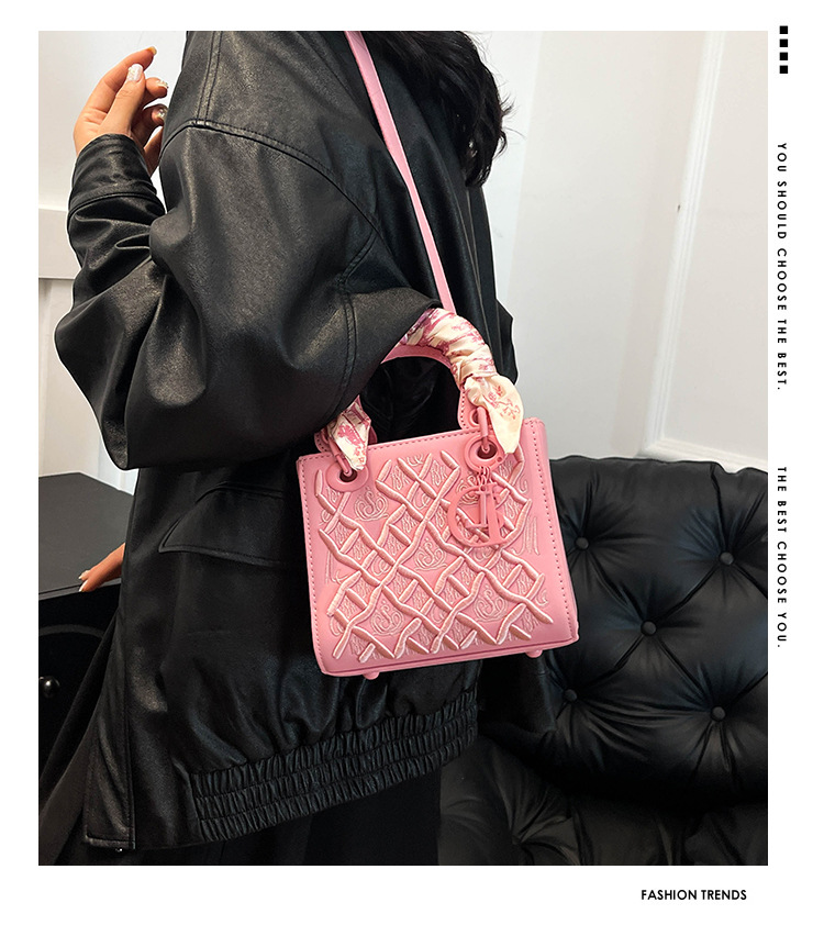 High-end Light Luxury Bag Women's New Style Elegant All-match Heavy Industry Embroidered Daofei Bag Crossbody Portable Small Square Bag 1 O1CN01Clm8L41a0nNWU8NEo !!2218817593268 0 cib