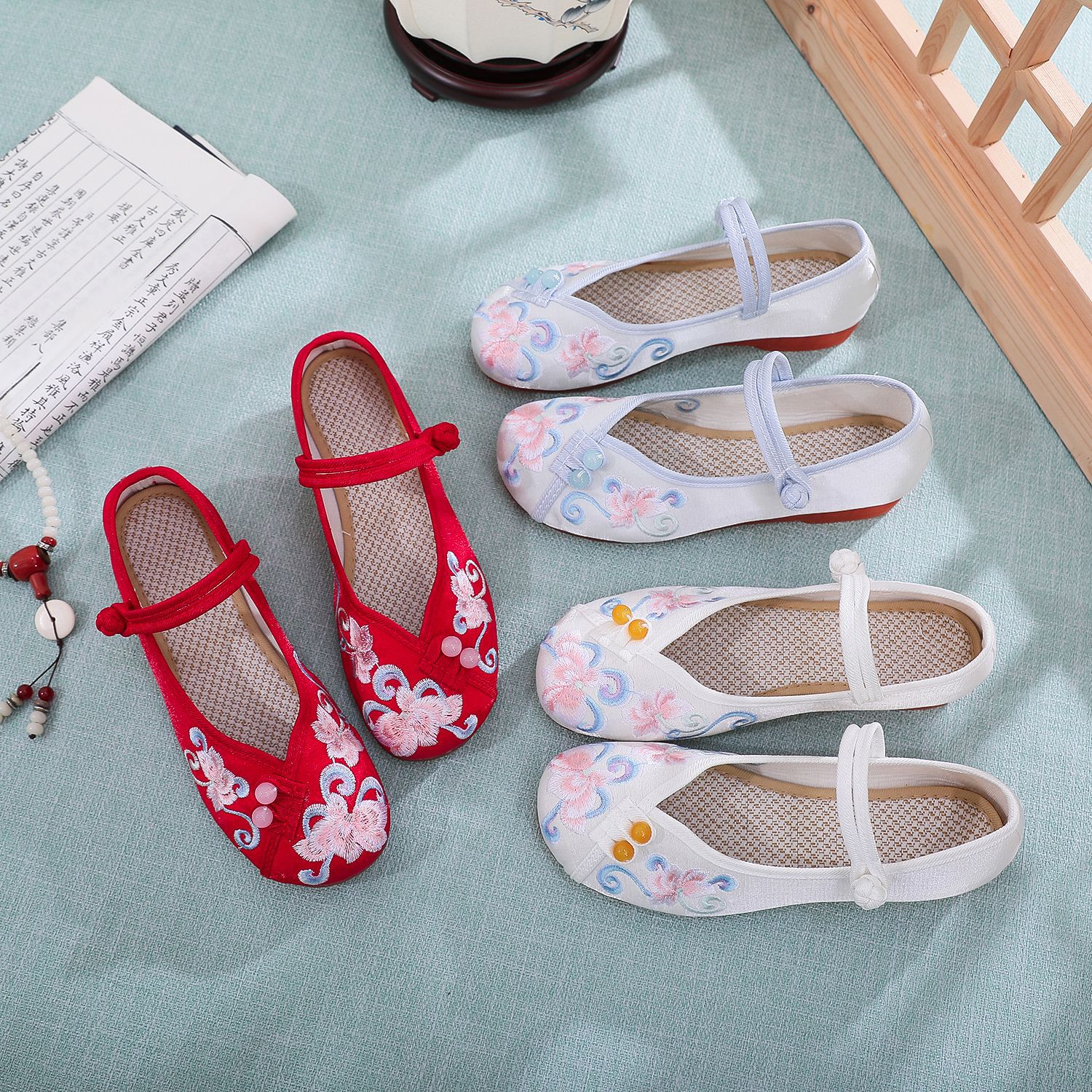 Autumn Rong  秋蓉 2021年新品平底传统布鞋古风汉服鞋子果冻底民族风绣花鞋 Autumn Rong 