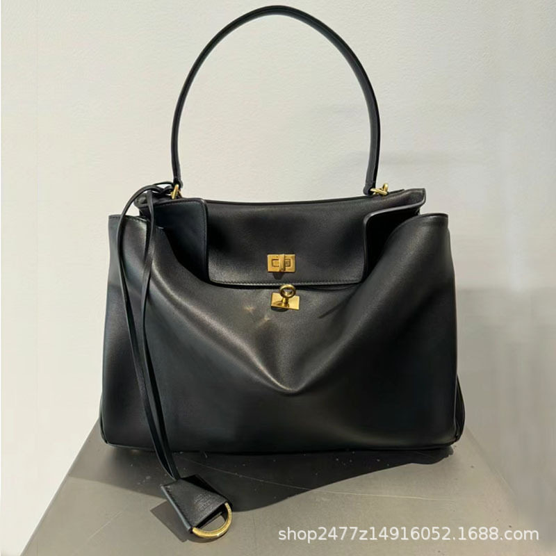 黒い金のマークの中号