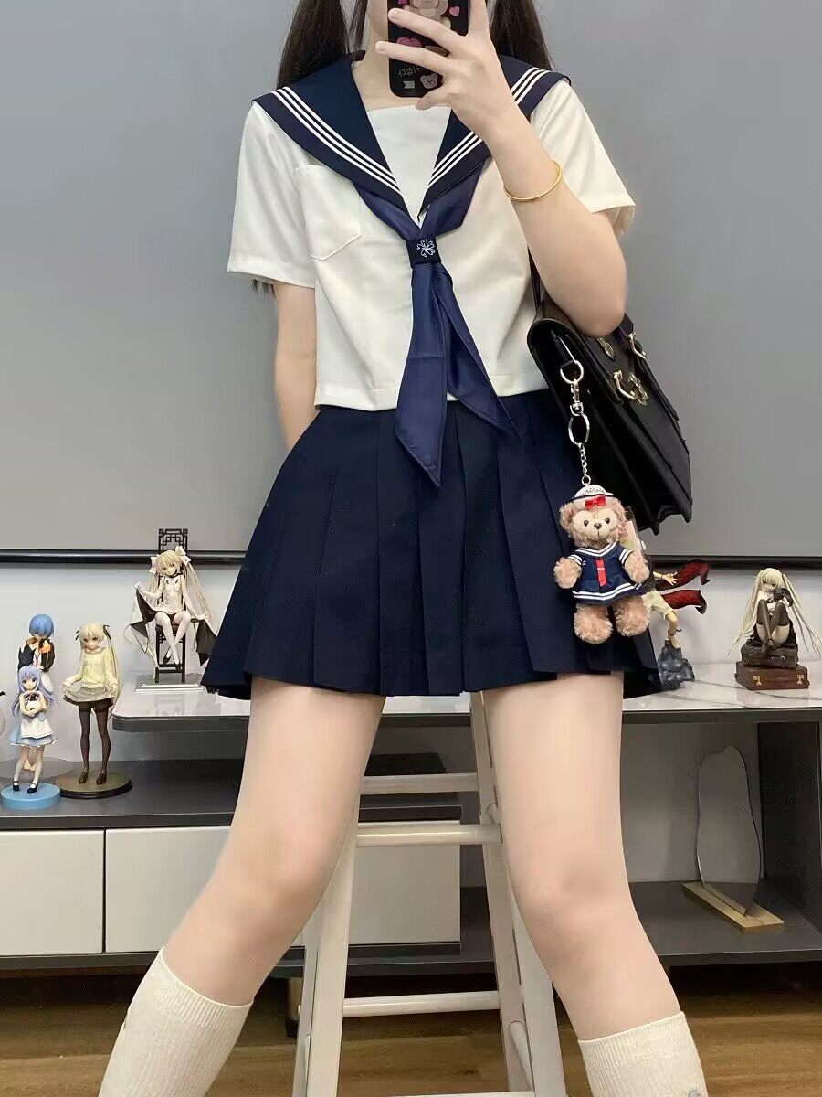 白のスリーピース半袖 + 青い三角スカーフ + リングバックル