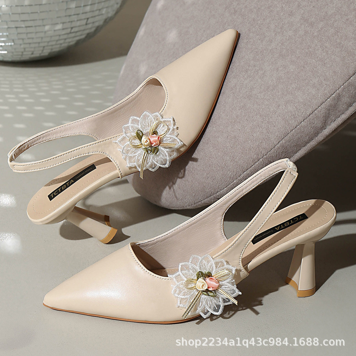 รองเท้าแตะผู้หญิงแบบสวม ลายลูกไม้ ดอกไม้ โชว์หลัง ปลายแหลมผ้าซาติน ส้นหนา รุ่นใหม่ ฤดูใบไม้ผลิ-ฤดูร้อน-ฤดูใบไม้ร่วง ปี 2026