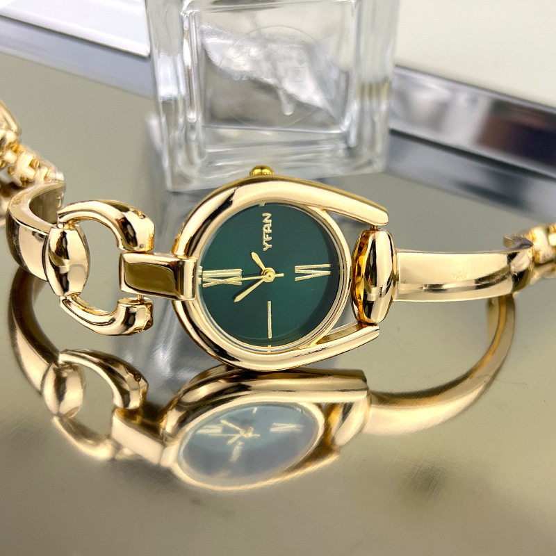Retro button bracelet watch fashion small high sense new cross-border Women's bracelet watch casual fashion quartz watch