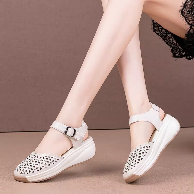 Sandal nữ quai ngang mũi tròn đế xuồng, thiết kế khoét lỗ thoáng mát, phối màu trắng be thanh lịch — Màu trắng be