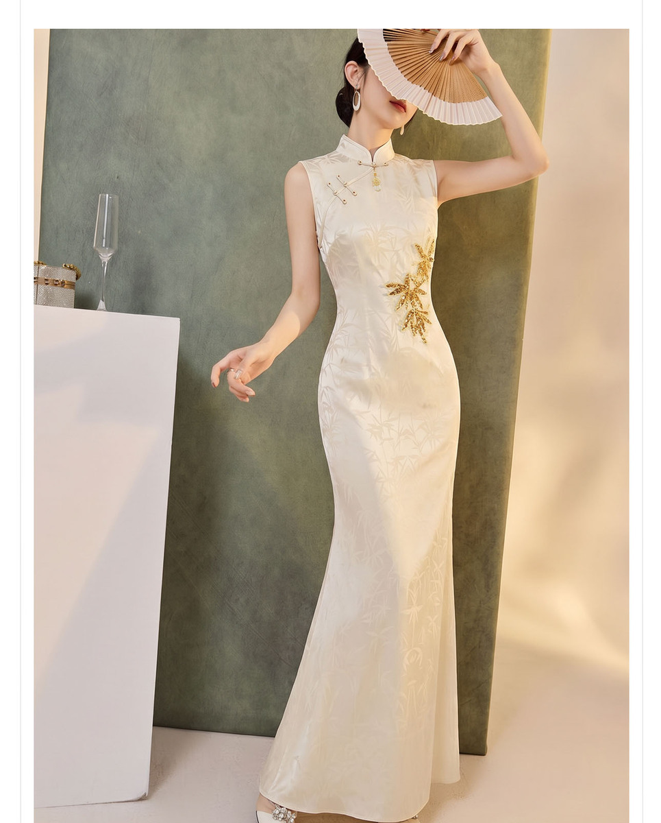 Đầm dài dáng ôm cổ đứng họa tiết hoa vải jacquard — Màu be